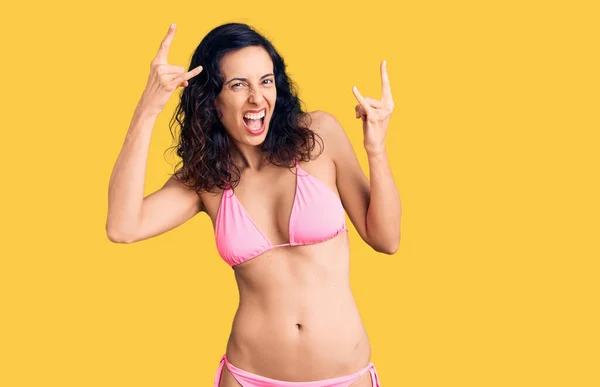 Jeune Belle Femme Hispanique Portant Bikini Criant Avec Une Expression — Photo