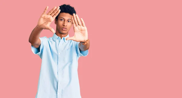 Hombre Afroamericano Joven Usando Ropa Casual Haciendo Marco Usando Manos —  Fotos de Stock