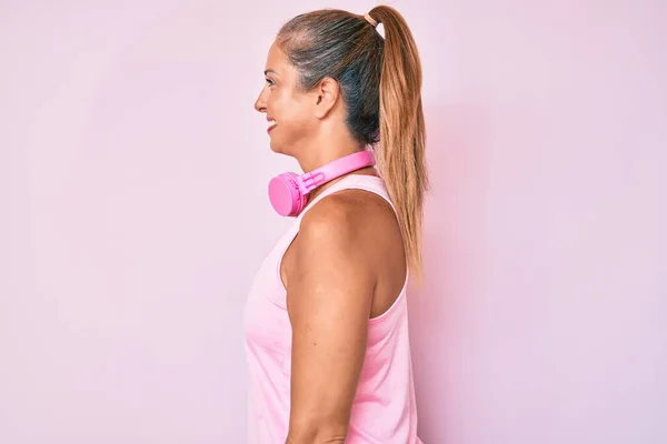 Medelålders Latinamerikansk Kvinna Bär Gym Kläder Och Använder Hörlurar Som — Stockfoto