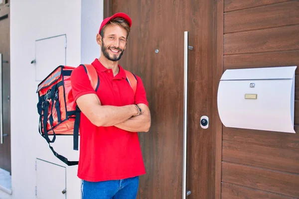 Homem Entrega Caucasiano Vestindo Uniforme Vermelho Mochila Entrega Sorridente Feliz — Fotografia de Stock