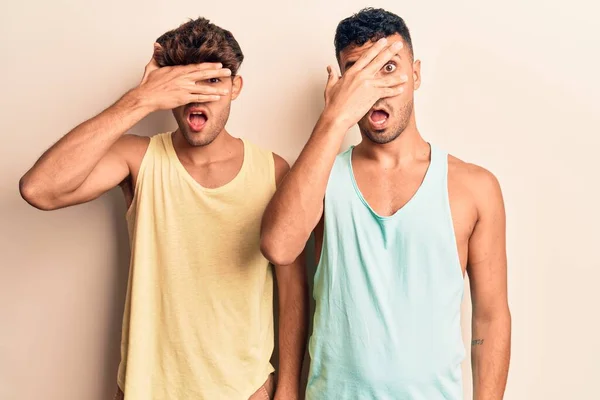 Mladý Homosexuální Pár Neformálním Oblečení Vykukující Šoku Zakrývající Obličej Oči — Stock fotografie