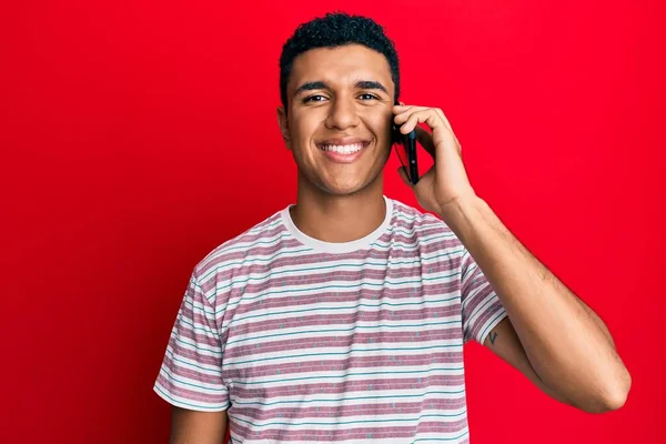 Hombre Árabe Joven Teniendo Conversación Hablando Teléfono Inteligente Mirando Positiva — Foto de Stock