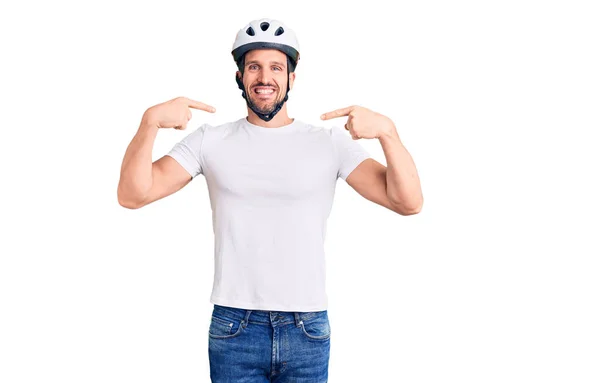 Joven Hombre Guapo Con Casco Bicicleta Mirando Confiado Con Sonrisa —  Fotos de Stock