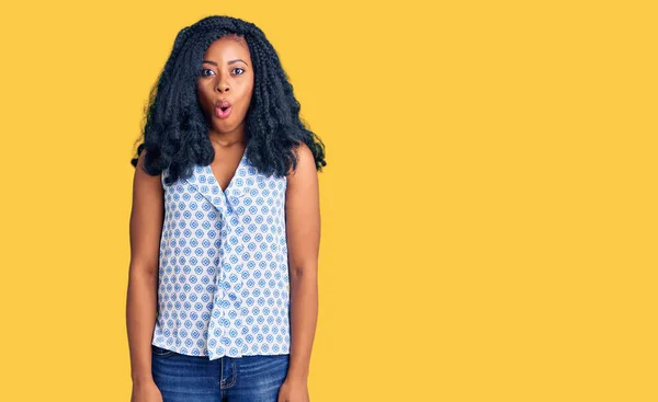 Красивая Африканская Американка Обычной Летней Рубашке Напуганная Потрясенная Удивленным Выражением — стоковое фото