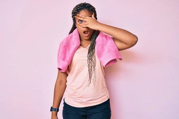 Ung Afrikansk Amerikansk Kvinna Med Flätor Bär Sportkläder Och Handduk — Stockfoto
