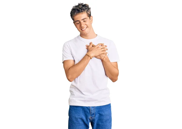 Joven Hombre Guapo Con Camiseta Blanca Casual Sonriendo Con Las — Foto de Stock