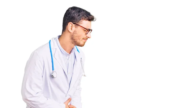 Hombre Joven Guapo Con Oso Vistiendo Uniforme Médico Con Mano —  Fotos de Stock