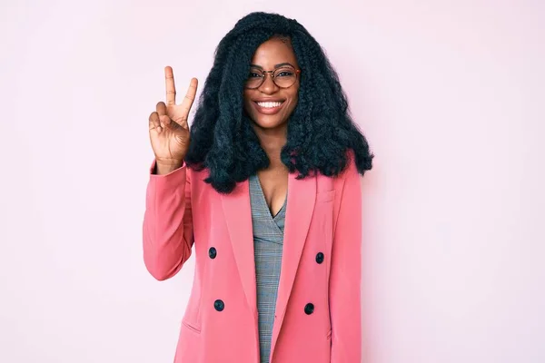 Piękna Afrykanka Ubrana Służbową Kurtkę Okulary Pokazująca Wskazująca Palcami Numer — Zdjęcie stockowe
