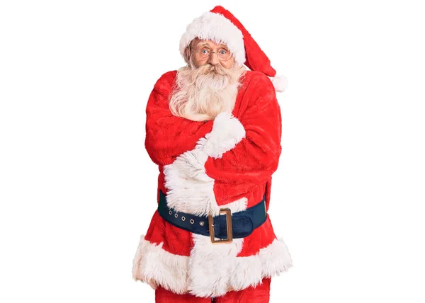 Старик Седыми Волосами Длинной Бородой Традиционном Костюме Санта Клауса Дрожит — стоковое фото