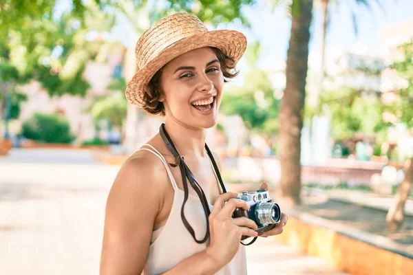 Mladá Hispánská Žena Dovolené Úsměvem Šťastný Držení Kamery Chůze Parku — Stock fotografie