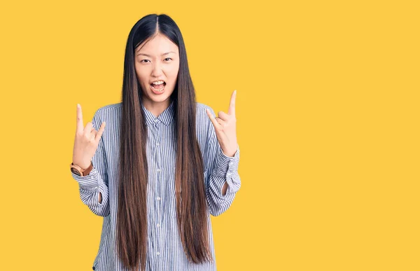 Νεαρή Όμορφη Κινέζα Γυναίκα Που Φοράει Casual Πουκάμισο Φωνάζοντας Τρελή — Φωτογραφία Αρχείου
