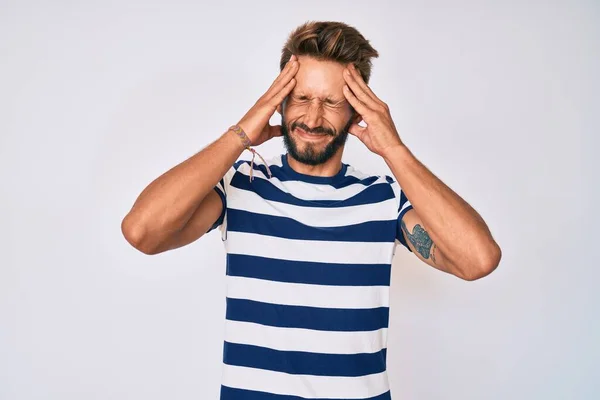 Knappe Blanke Man Met Baard Casual Gestreept Shirt Die Lijdt — Stockfoto