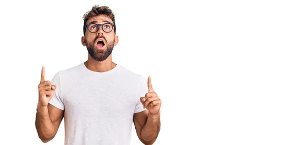 Young Hispanic Man Wearing Casual Clothes Glasses Amazed Surprised Looking — Stock Photo, Image