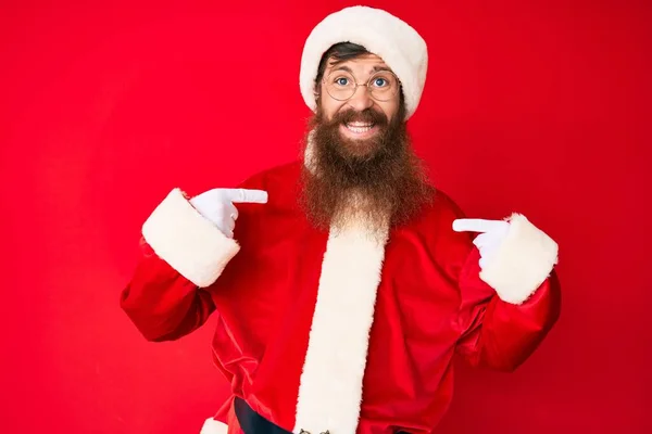 Hezký Mladý Rudý Muž Dlouhými Vousy Kostýmu Santa Clause Sebevědomý — Stock fotografie