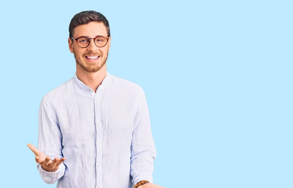 Bonito Jovem Com Urso Vestindo Elegante Camisa Negócios Óculos Sorridente — Fotografia de Stock