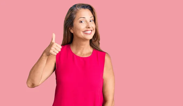 Medelålders Latinamerikansk Kvinna Klädd Avslappnade Kläder Ler Glad Och Positiv — Stockfoto