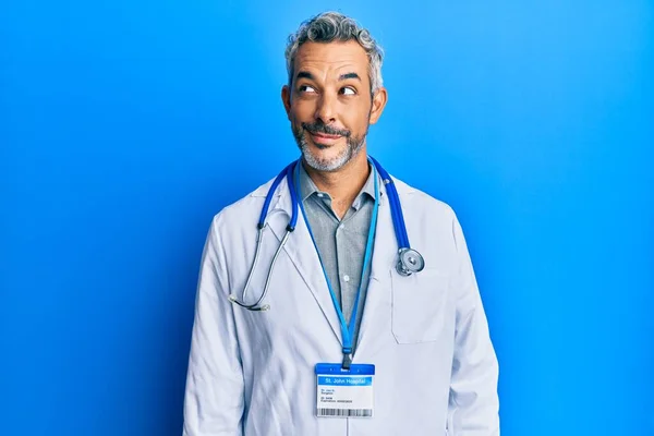 Šedovlasý Muž Středního Věku Doktorské Uniformě Stetoskopu Usmívá Dívá Stranou — Stock fotografie