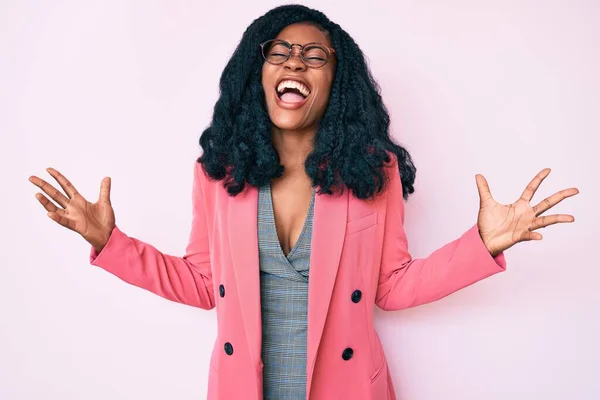 Hermosa Mujer Africana Vistiendo Chaqueta Negocios Gafas Celebrando Loco Loco — Foto de Stock