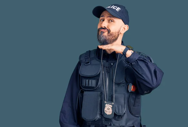 Jonge Knappe Man Draagt Politie Uniform Snijden Keel Met Hand — Stockfoto