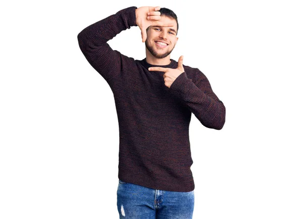 Homem Bonito Jovem Vestindo Camisola Casual Sorrindo Fazendo Quadro Com — Fotografia de Stock