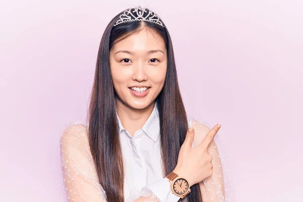 Mladá Krásná Číňanka Nosí Princeznu Korunu Veselým Úsměvem Ukazující Rukou — Stock fotografie
