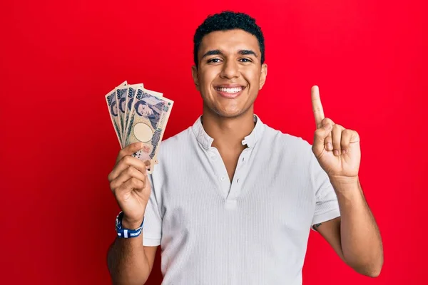 Hombre Árabe Joven Sosteniendo Billetes Yen Japoneses Sonriendo Con Una —  Fotos de Stock