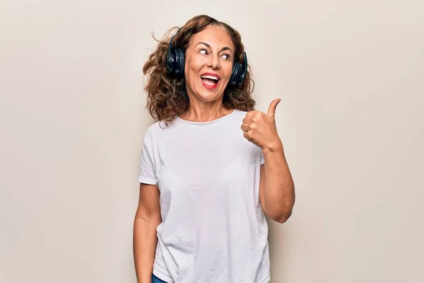 Mujer Hermosa Mediana Edad Escuchando Música Usando Auriculares Sobre Fondo —  Fotos de Stock