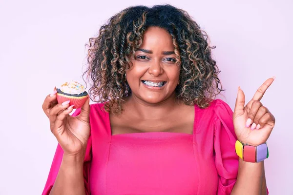 Junge Afrikanisch Amerikanische Size Frau Hält Cupcake Lächelnd Glücklich Und — Stockfoto