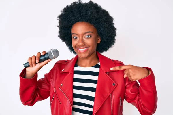 Mujer Afroamericana Joven Cantando Canción Usando Micrófono Apuntando Con Dedo —  Fotos de Stock