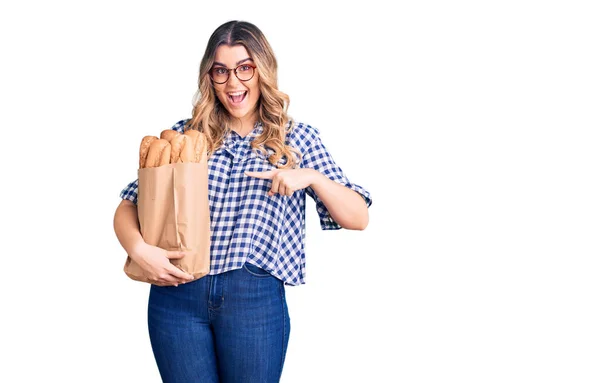 Jonge Blanke Vrouw Met Papieren Zak Met Brood Glimlachend Vrolijk — Stockfoto