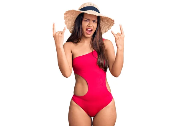 Joven Chica Latina Hermosa Con Traje Baño Sombrero Verano Gritando — Foto de Stock