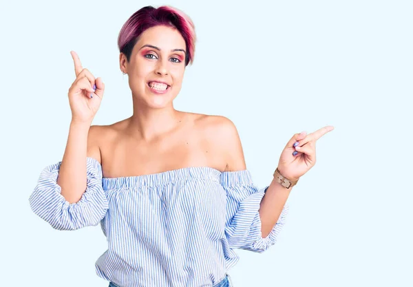 Jovem Mulher Bonita Com Cabelo Rosa Vestindo Roupas Casuais Sorrindo — Fotografia de Stock