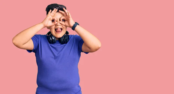 Niño Escuchando Música Usando Audífonos Haciendo Buen Gesto Como Binoculares —  Fotos de Stock