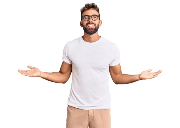 Jeune Homme Hispanique Portant Des Vêtements Décontractés Des Lunettes Souriant — Photo