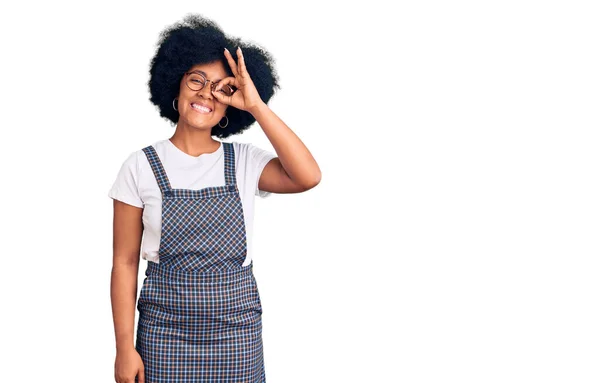 年轻的非洲裔美国女孩穿着休闲装 手牵着手 微笑着 用手指看着她 脸上洋溢着喜色 — 图库照片