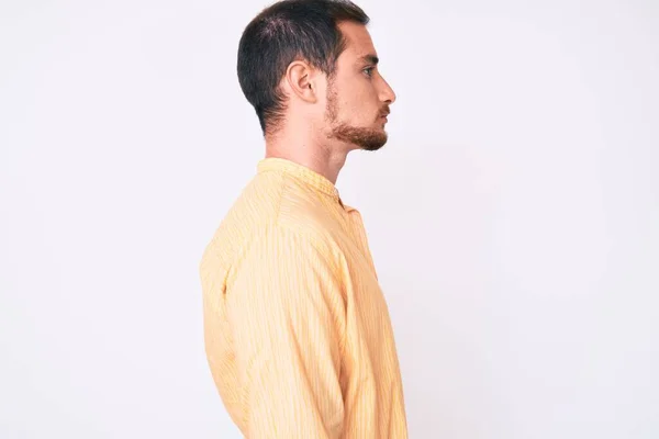 Młody Przystojny Mężczyzna Ubraniu Casual Patrząc Bok Relaks Profil Pozować — Zdjęcie stockowe