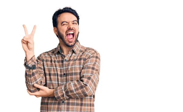 Joven Hispano Vestido Con Ropa Casual Sonriendo Con Cara Feliz — Foto de Stock