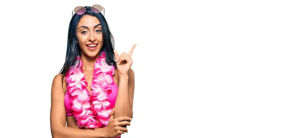 Vacker Latinamerikansk Kvinna Klädd Bikini Och Hawaiian Lei Med Ett — Stockfoto