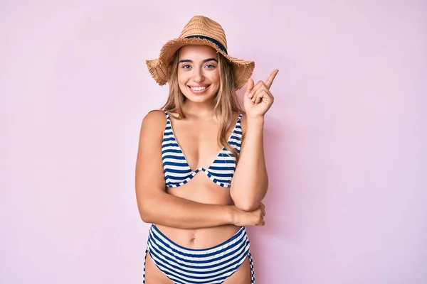 Joven Hermosa Mujer Rubia Con Bikini Sombrero Sonriendo Feliz Señalando — Foto de Stock