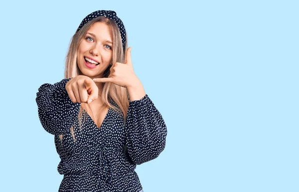 Jonge Mooie Blonde Vrouw Casual Kleren Lachend Praten Het Telefoongebaar — Stockfoto