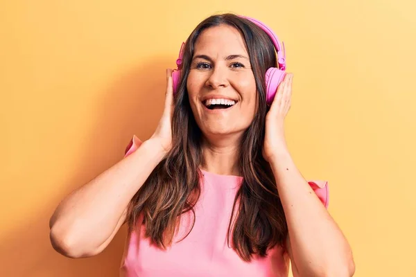 Νεαρή Όμορφη Μελαχρινή Γυναίκα Ακούγοντας Μουσική Χρησιμοποιώντας Ακουστικά Πάνω Από — Φωτογραφία Αρχείου