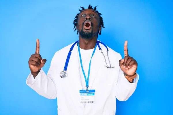 Jovem Afro Americano Com Tranças Vestindo Estetoscópio Médico Passe Espantado — Fotografia de Stock