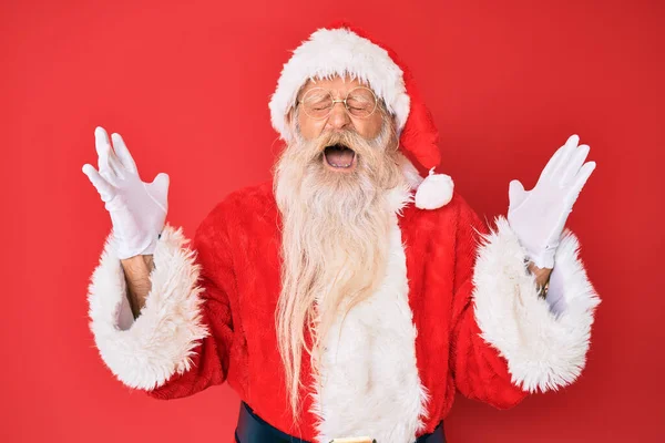 Staruszek Siwymi Włosami Długą Brodą Tradycyjnym Stroju Świętego Mikołaja Świętujący — Zdjęcie stockowe