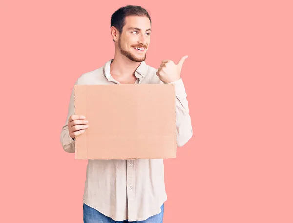 Junger Gutaussehender Kaukasischer Mann Mit Leerem Pappbanner Das Den Daumen — Stockfoto