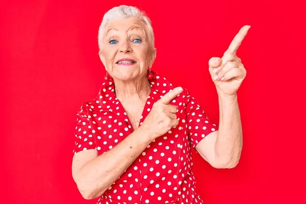 Senior Vacker Kvinna Med Blå Ögon Och Grått Hår Bär — Stockfoto