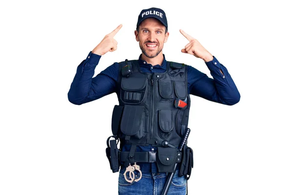 Joven Hombre Guapo Vistiendo Uniforme Policía Sonriendo Apuntando Cabeza Con — Foto de Stock