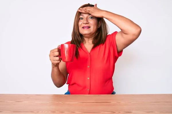 Mulher Morena Meia Idade Bebendo Uma Xícara Café Sentado Mesa — Fotografia de Stock