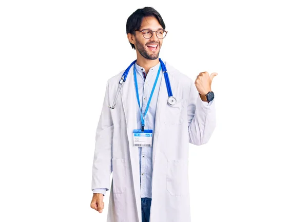 Hombre Hispano Guapo Vistiendo Uniforme Médico Estetoscopio Sonriendo Con Cara —  Fotos de Stock