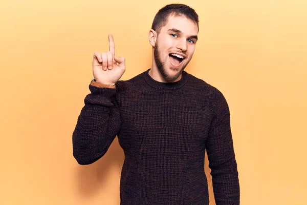 Jovem Bonitão Vestindo Camisola Casual Sorrindo Com Uma Ideia Pergunta — Fotografia de Stock