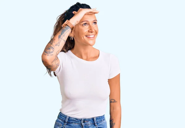 Mujer Hispana Joven Con Tatuaje Usando Camiseta Blanca Casual Muy —  Fotos de Stock